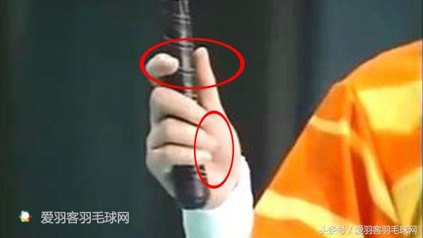 羽毛球反手发高远球动作讲解示范,羽毛球握拍教学视频李玲蔚