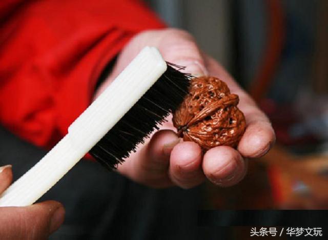 刚买的文玩核桃可以用水清洗吗,文玩核桃怎么清洗比较干净