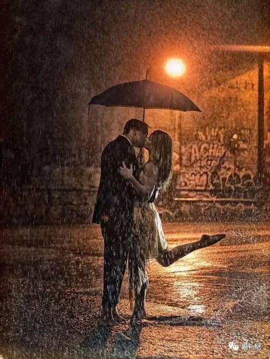 春天适合拍婚纱照的地方,雨天拍婚纱照也是别有一番风味