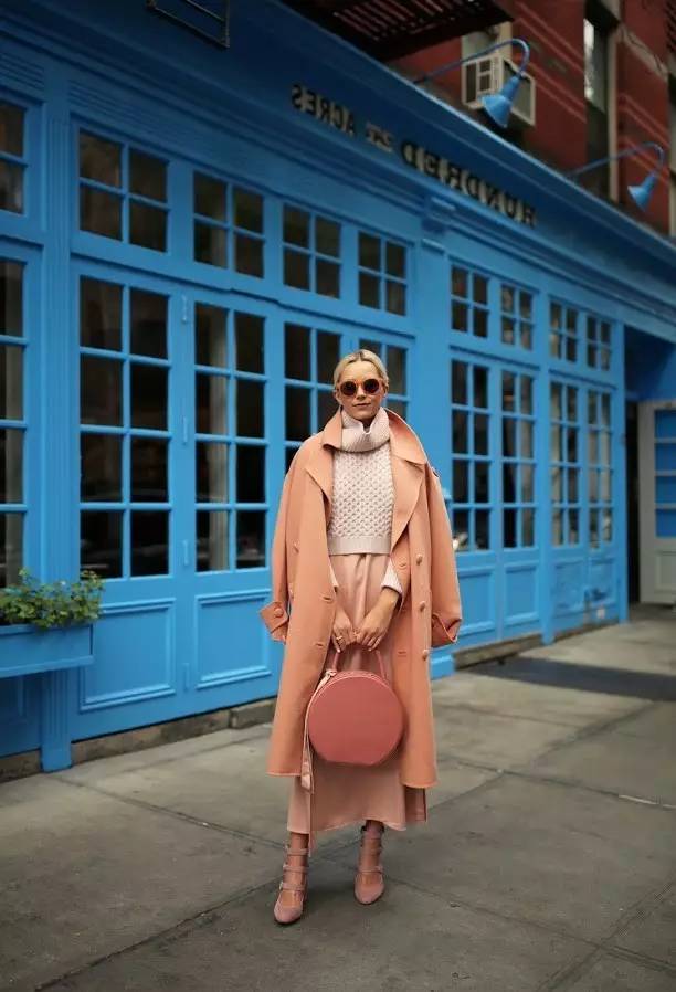 这个从不摘墨镜的酷女孩，竟然把粉红色穿得这么好看！