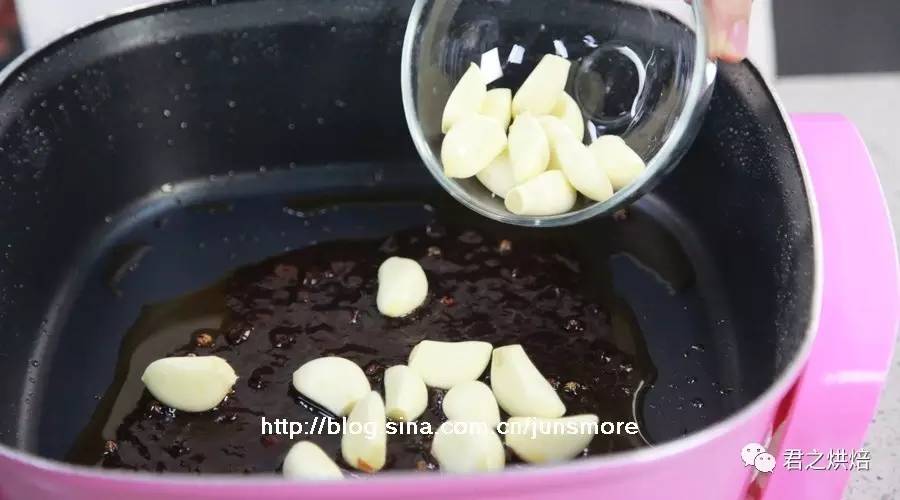 酱香味香辣鸡翅,酱香鸡翅加配菜怎么做