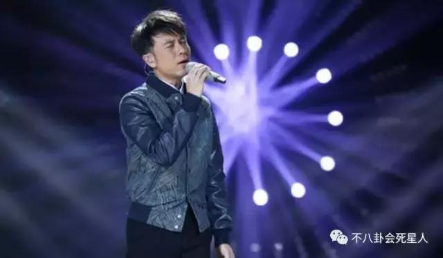 李克勤看球赛被发现用盗版软件，被网友调侃：身体力行支持盗版