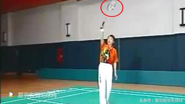 羽毛球反手发高远球动作讲解示范,羽毛球握拍教学视频李玲蔚