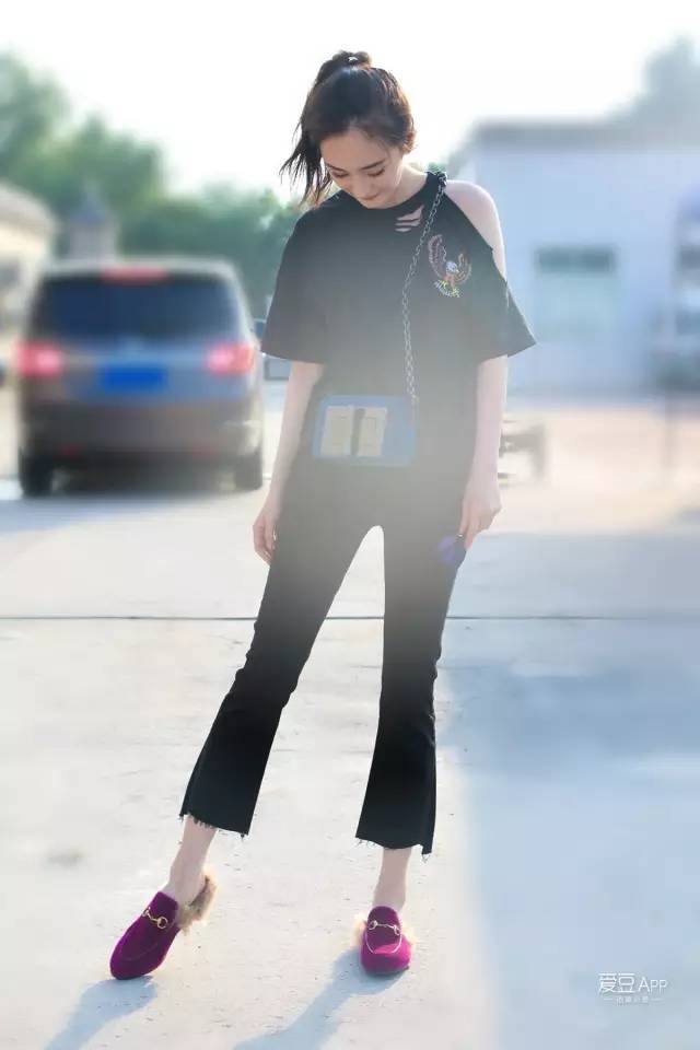 牛仔裤卷裤脚好看还是不卷好看,不剪裤脚的牛仔裤春夏新款