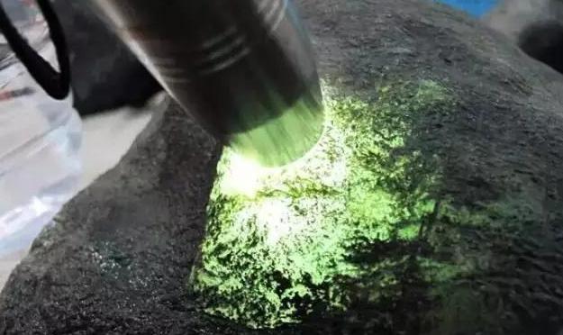 顶级玻璃种全脱沙翡翠原石,缅甸翡翠原石顶级的一公斤多少钱