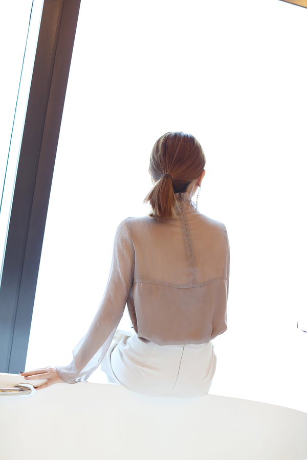 白色雪纺裙裤搭配什么上衣好看,灰色雪纺宽松裤搭配什么上衣