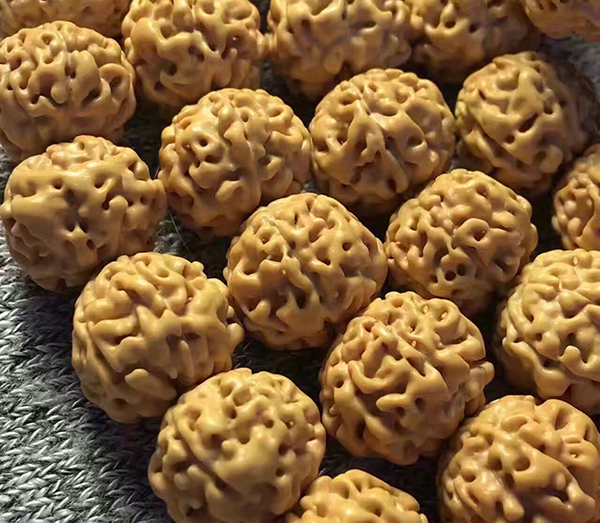 小金刚菩提纹路里有白色东西,纹路深和纹路浅的小金刚