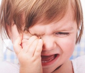 宝宝长倒睫毛,宝妈别再瞎剪了,这样做不对的