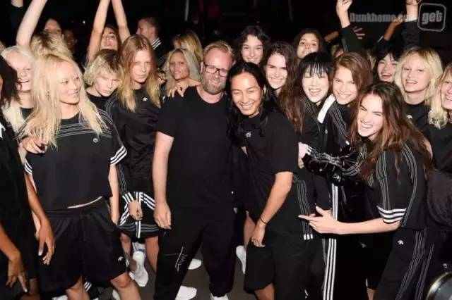 一位三岁的小美女带着叔叔参加时装周,潮爆了!范冰冰爱死她了!