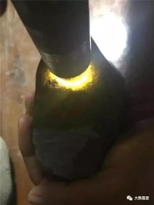 大白天宾馆拉着窗帘卖翡翠赌石，大熊买了块赌石小试牛刀竟完爆！