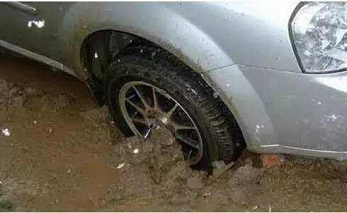 车陷泥坑应该怎么开出来,车陷坑实用办法