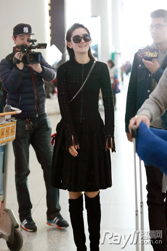 何洁穿过膝长靴视频,何洁靴子