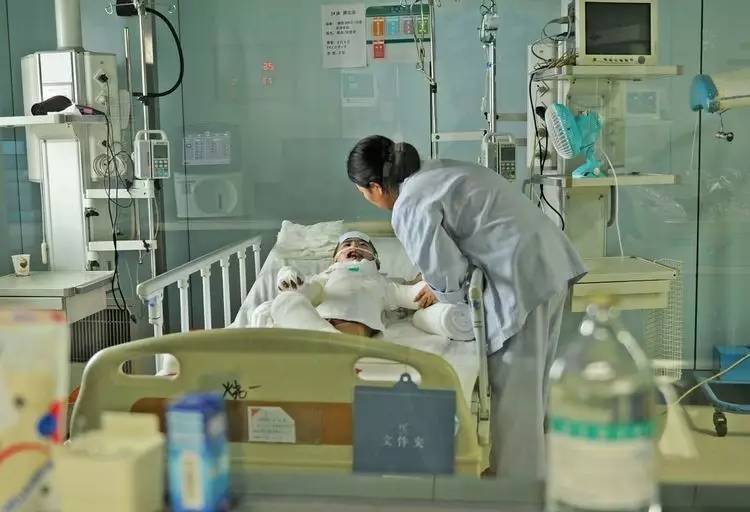 烫伤植皮男孩后续,好心人看望6岁烧伤男孩捐款10万元