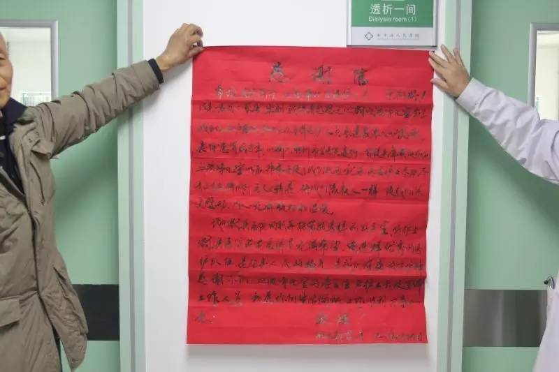 74岁蹬三轮车老人的事迹,老人骑三轮车带老伴拾荒