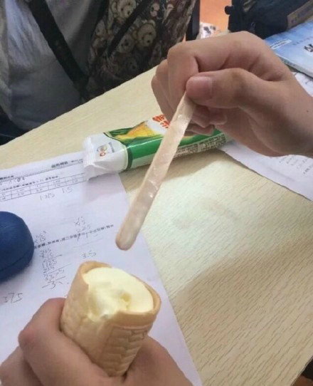 村子修路发现恐龙化石,老人挖出恐龙蛋化石