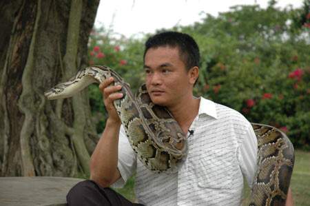 人蟒奇缘：海南岛风景秀丽的万泉河边，发生在椰子寨中的故事