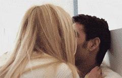 男女主人正在卿卿我我，狗狗一个嘴下来，又是一个措手不及