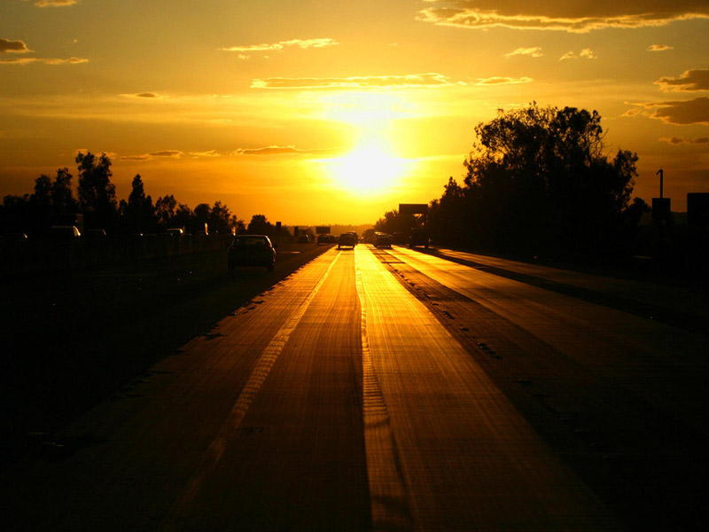 高速没路灯到底开远光还是近光,高速晚上没有路灯怎么回事