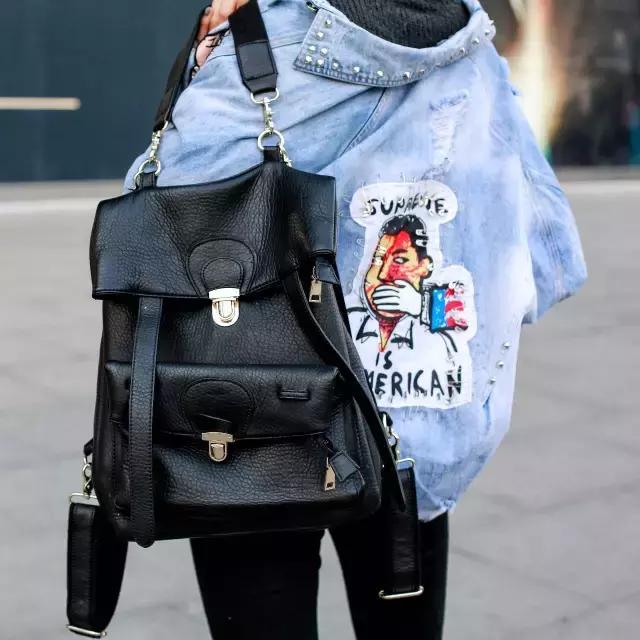 你的iphone7和AJ1同时掉河里，你先救哪个？