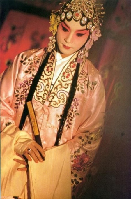 一袭红衫挚爱三生，比十里桃花更美艳的衣衫，有吗？