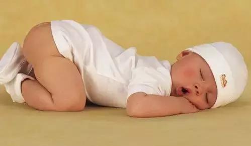 新生儿扭来扭去哼哼唧唧吐奶,新生儿吐奶脖子湿疹