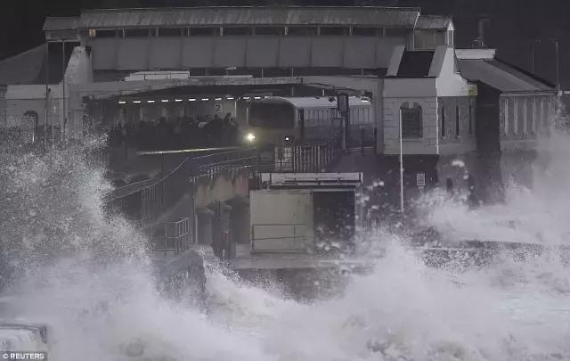 “杀人”狂风Doris席卷英国！结果又被腐国人民玩坏了……