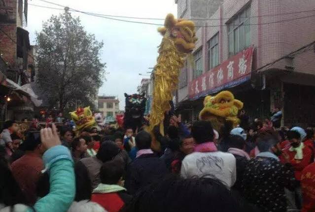 元宵节，在这里的鞭炮是这样玩的，看着都痛呀