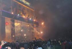 元宵节，在这里的鞭炮是这样玩的，看着都痛呀