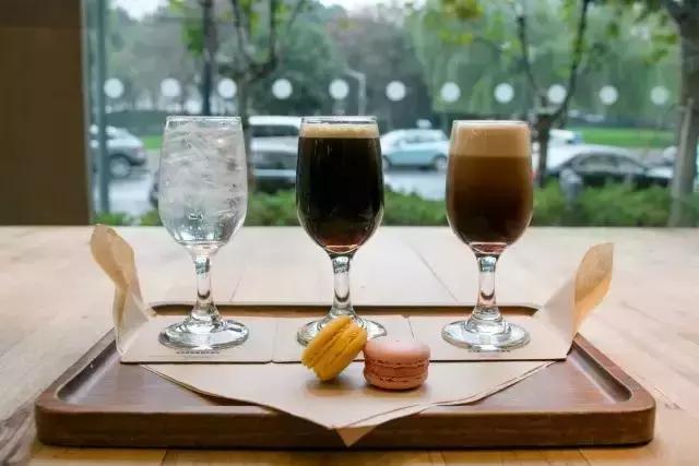 星巴克黑啤酒多少钱一箱,星巴克单店一天卖200杯咖啡