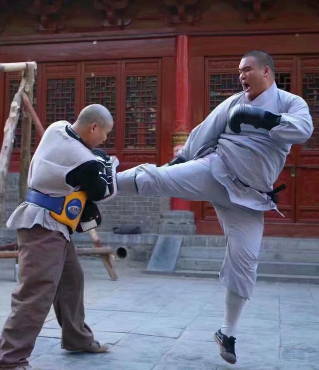 少林武僧转头,少林功夫原地挺身