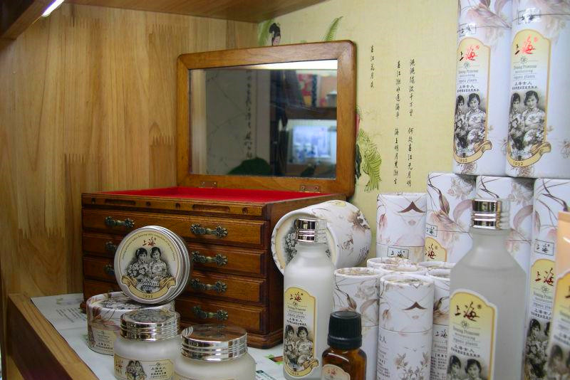 现在女生用的化妆品都叫什么,日韩化妆品哪个好用