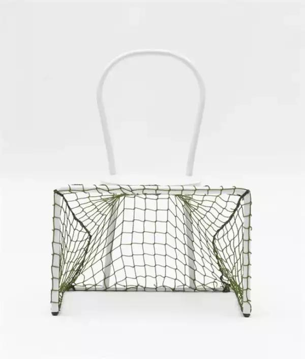 小朋友把手放下去捡玩具,小朋友把手放玩具