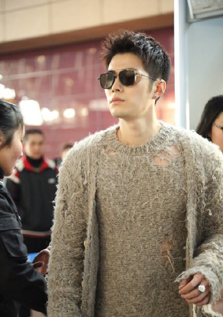 陈学东机场“板寸头”，引领17春男士发型新时尚