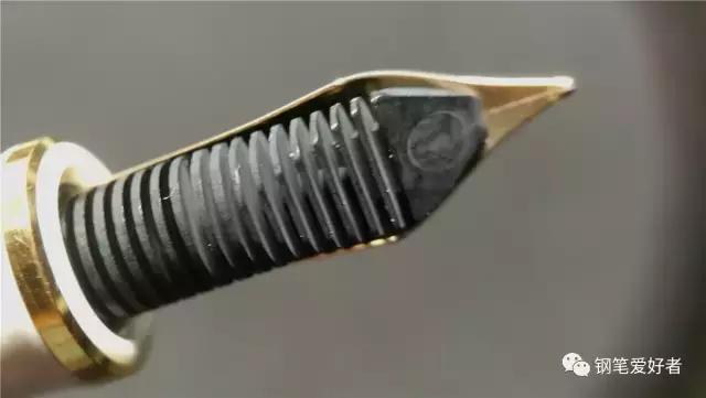 百利金m400和凌美2000哪个好,百利金m400笔尖和笔杆不在一条线