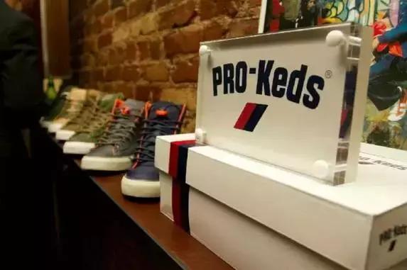 35岁还能穿匡威帆布鞋吗,匡威帆布鞋现在还可以穿吗