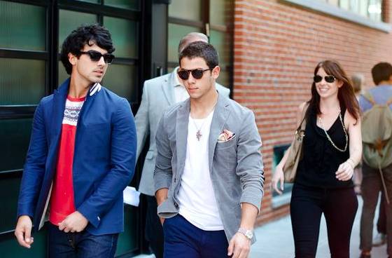 换季买衣服别盲目跟风,换季首选不是买衣服