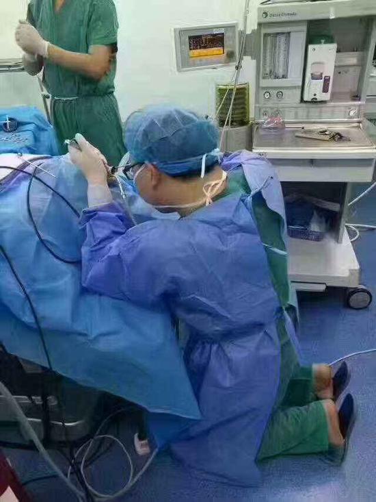 河南医生跪在担架床上抢救病人,医生跪地抢救昏迷视频