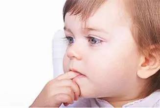 四岁女孩手指被截,一个女生下意识的小动作