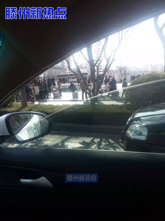 滕州：阳光国际一住户失火；滕都帝景附近一辆轿车翻车；在马路中间停车玩手机；某超市自己关店整改！出租车怼了警车！