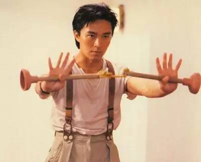 十年龙套一朝逆袭，这就是星爷出道35年的成神之路