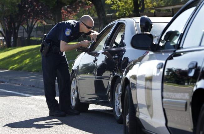 如果被美国警察拦下了该咋办,在美国遇到警察如何保命