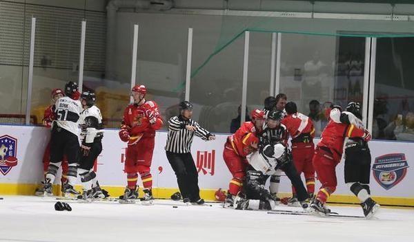 韩国人擂台上叫嚣三秒钟后被ko,韩国犯规被ko