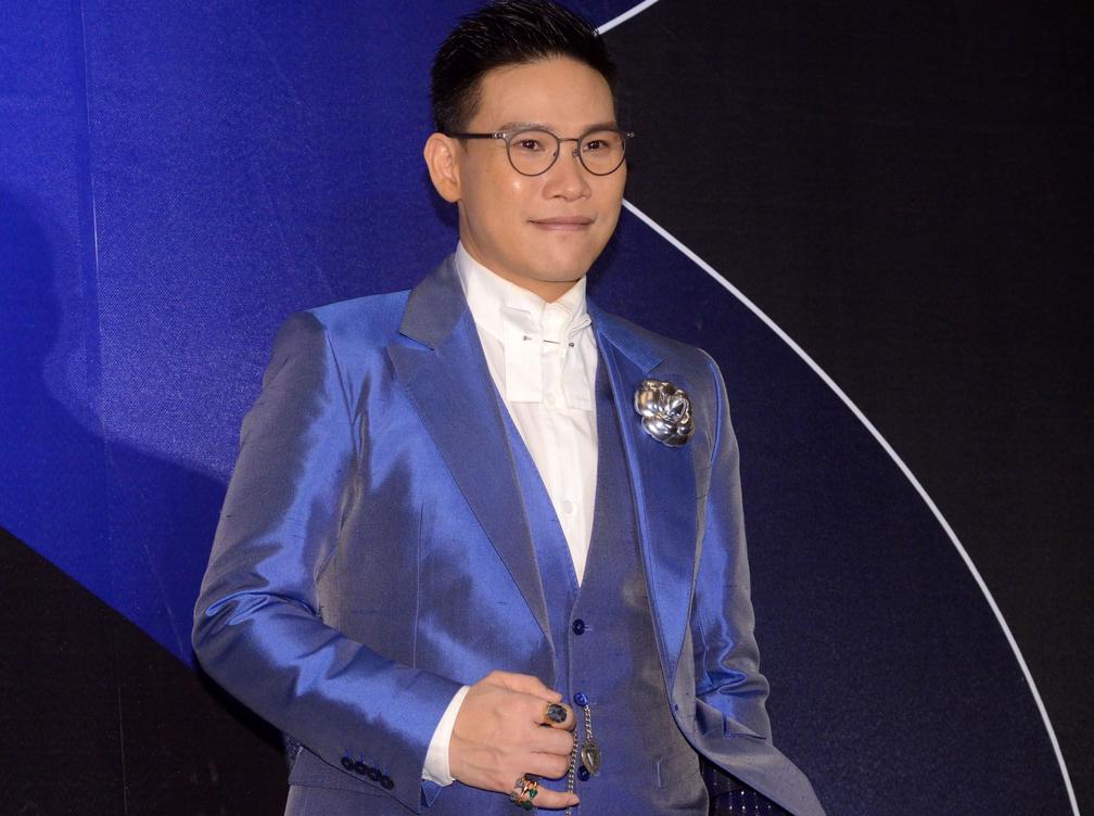 以《爱一个人好难》走红两岸三地,如今50岁老来得子!