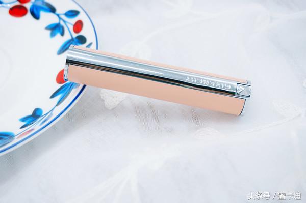 润唇膏红黑测试,变色唇膏真假亲测