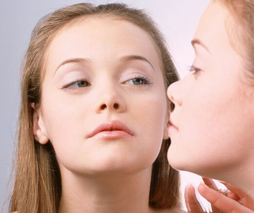 长痘痘的脸容易抗老吗,长痘的人抗老吗