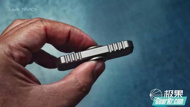 有多种玩法的高科技指尖陀螺,世界级指尖陀螺