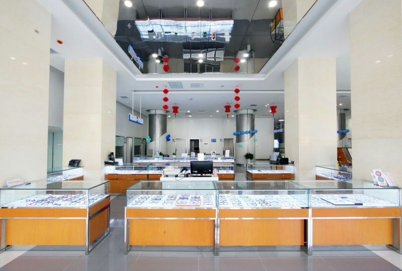 近视眼手术激光和飞秒区别和价格,飞秒激光近视手术是机器还是人工