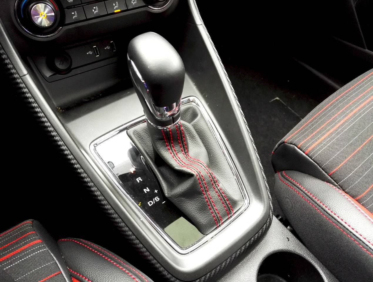 名爵zs自动泊车,能自动驾驶还能放无人机的汽车