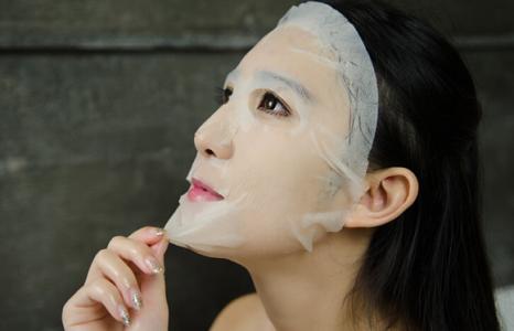 章子怡穿紫色洋装亮相秀场,章子怡巴黎时装周包包