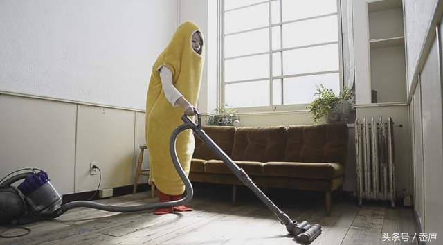 生活压力大，在家的时候我只想安静地变成一只大龙虾